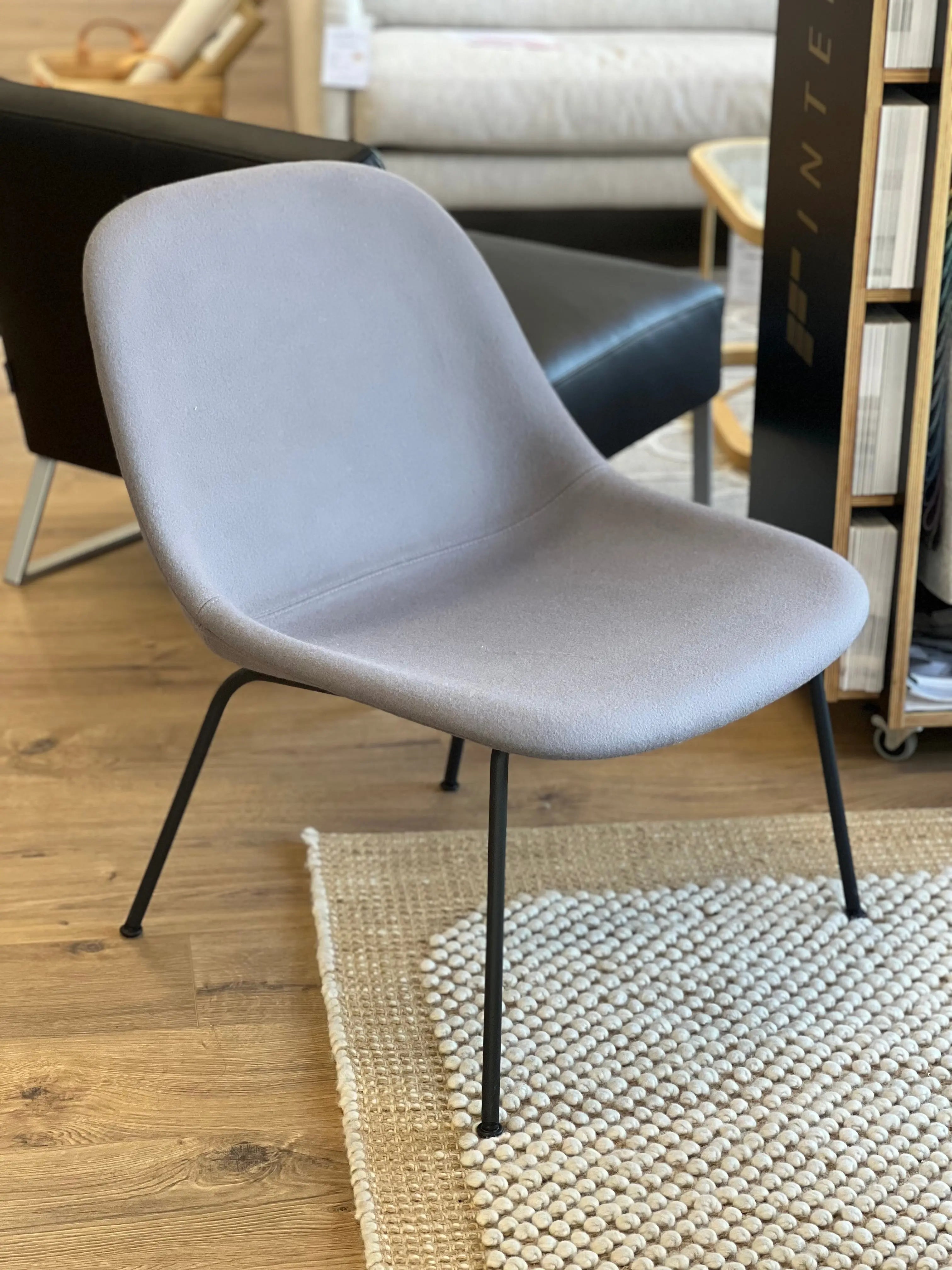 Muuto Fiber lounge tuoli, teräsjalat, musta/Divina 154 (Myymälämalli) Muuto