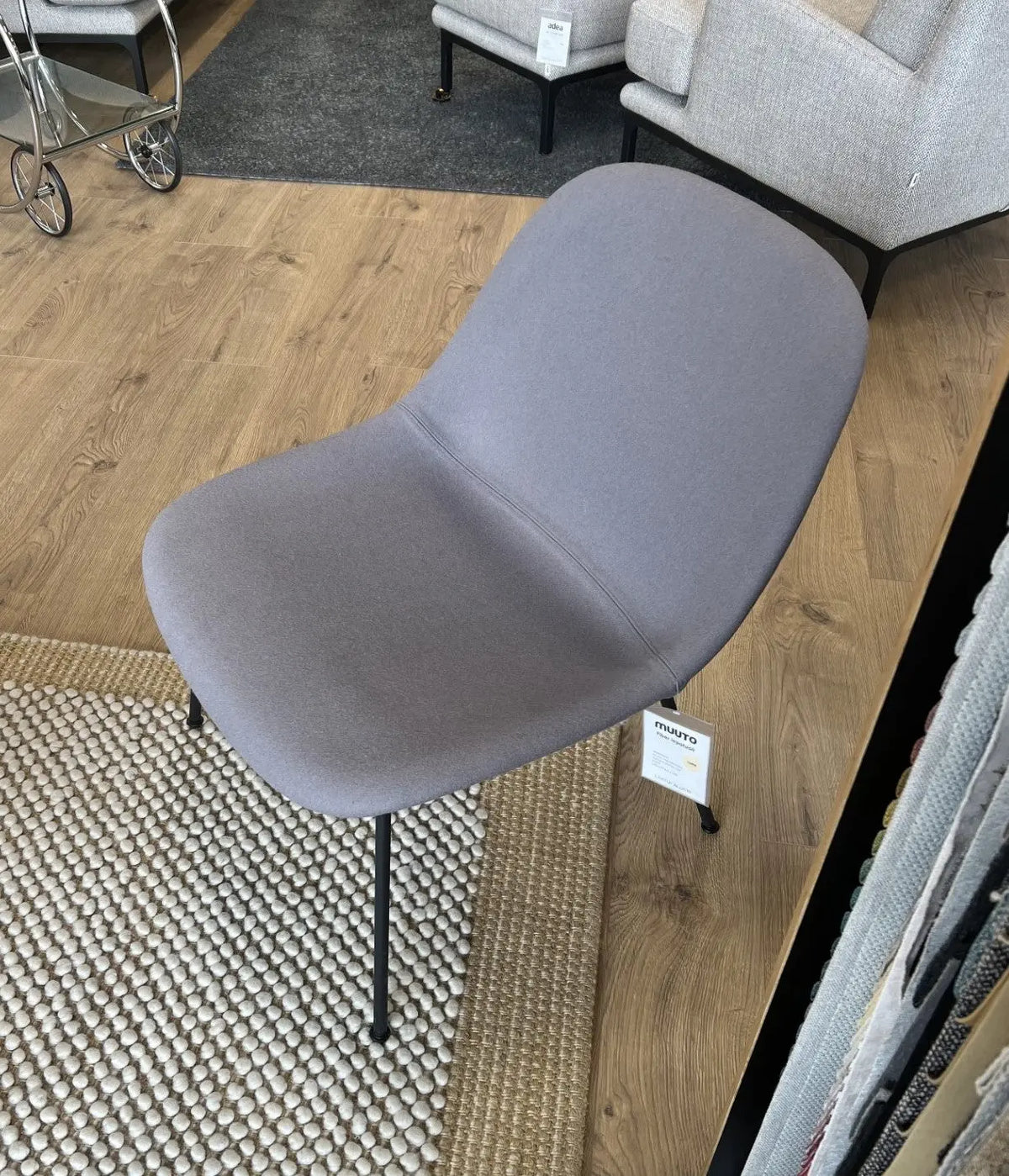 Muuto Fiber lounge tuoli, teräsjalat, musta/Divina 154 (Myymälämalli) Muuto