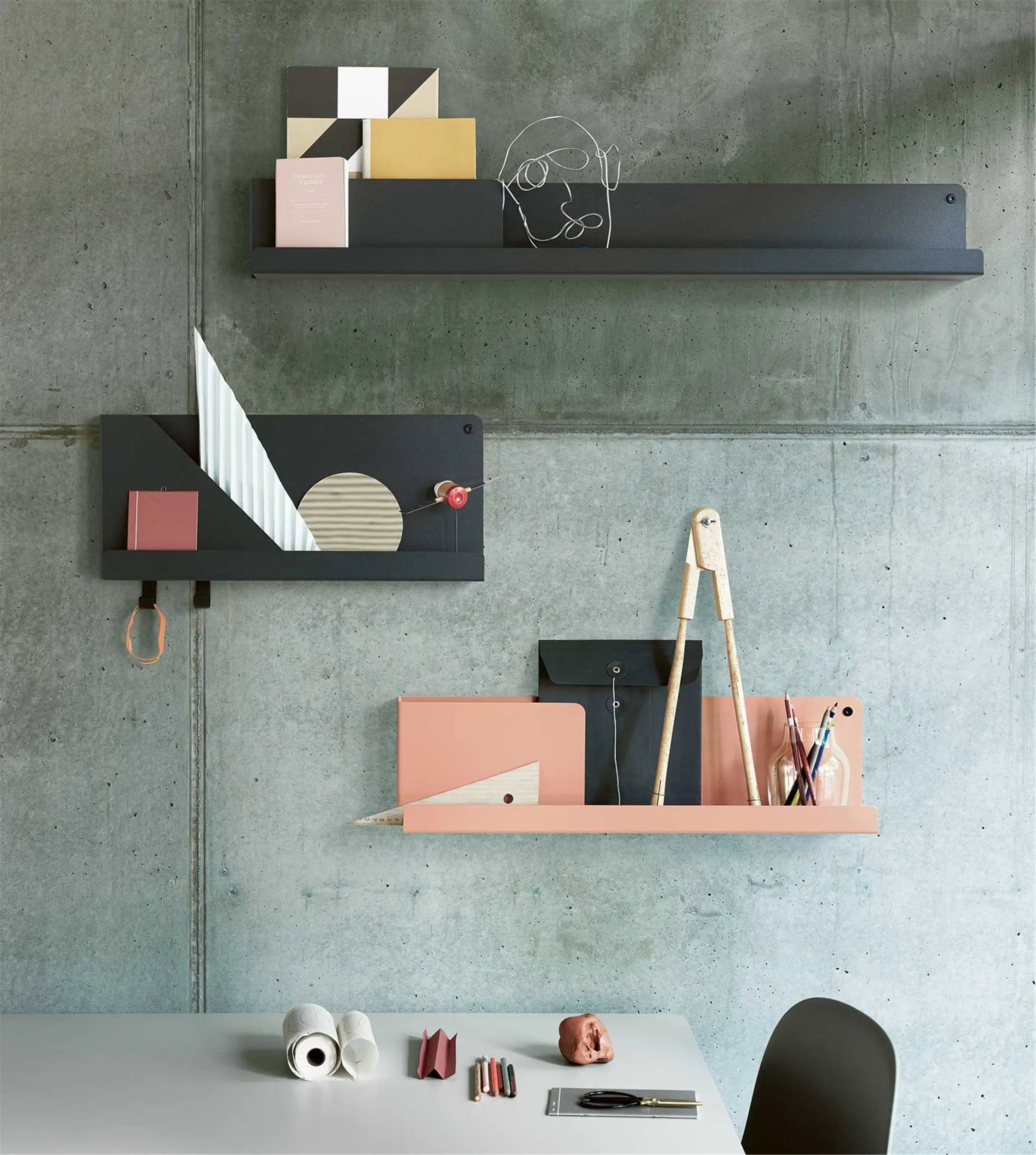 Muuto Folded hylly L musta Muuto