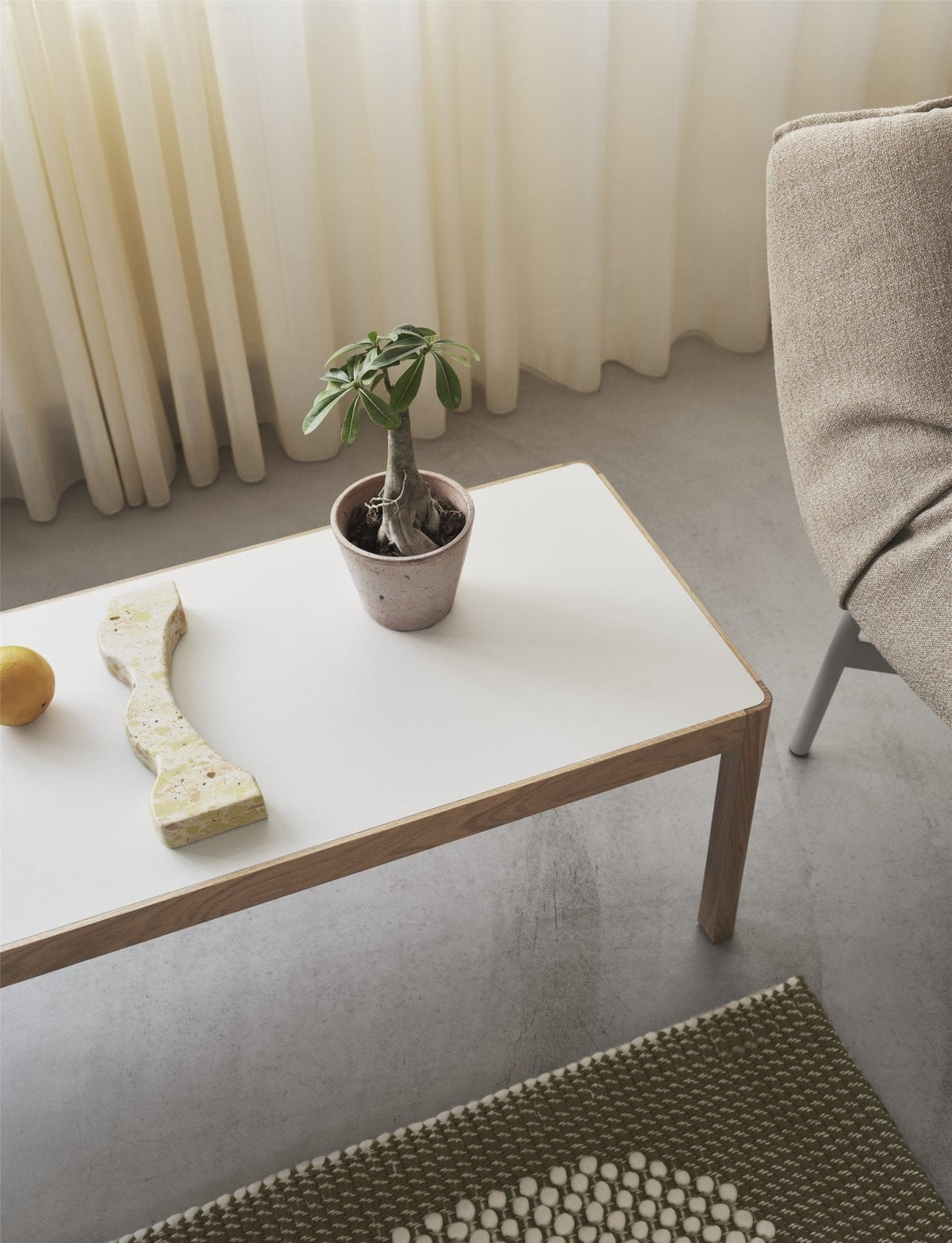 Muuto Pebble matto 170x240 ruskeanvihreä - Laatukaluste